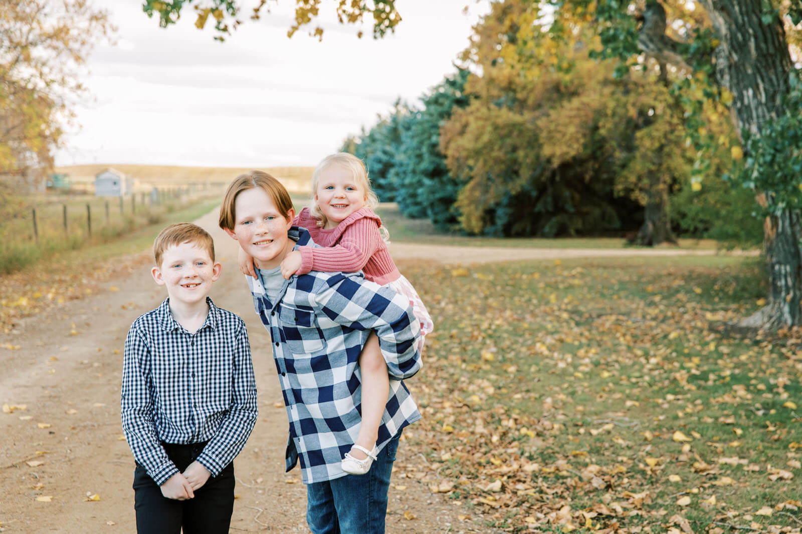 Jenelle Quigley Photography Weyburn Saskatchewan family lifestyle photographer autumn photo session children portraits siblings
