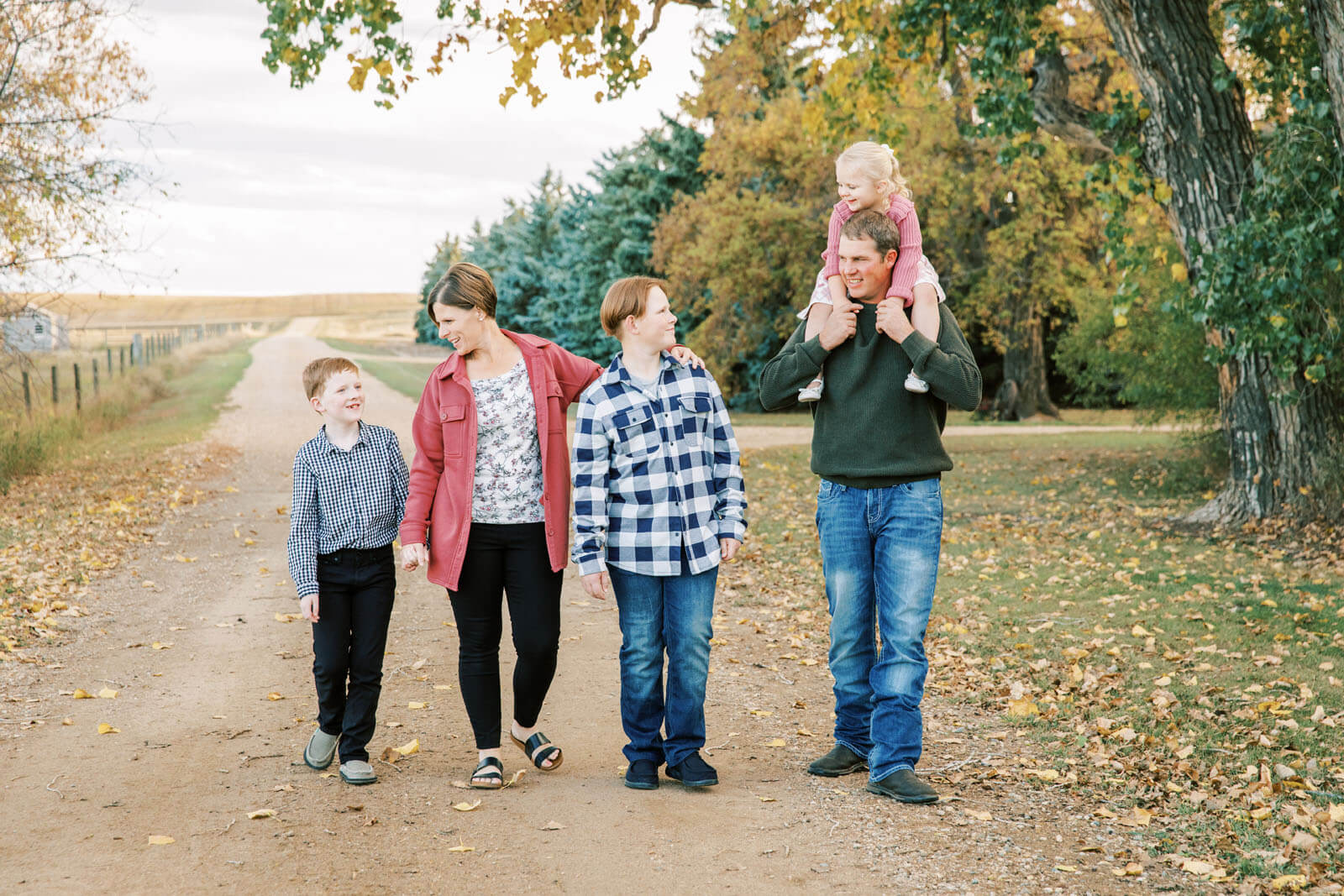 Jenelle Quigley Photography Weyburn Saskatchewan family lifestyle photographer fall 2023 outdoor photos family walking