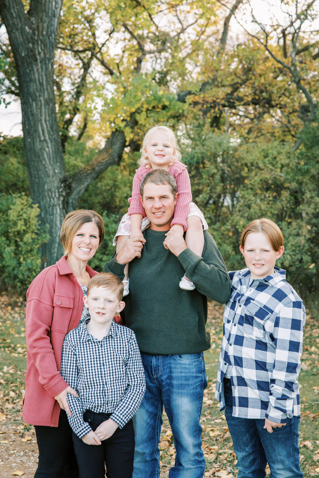 Jenelle Quigley Photography Weyburn Saskatchewan family lifestyle photographer fall 2023 outdoor photos family walking