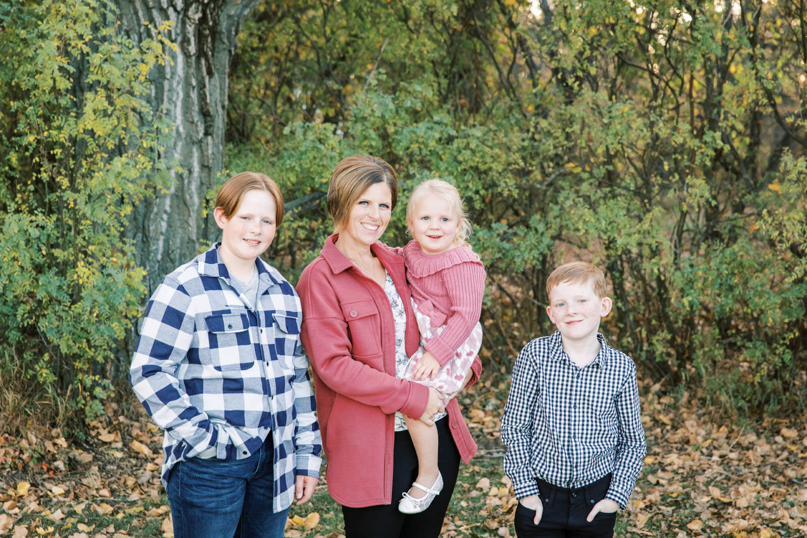 Jenelle Quigley Photography Weyburn Saskatchewan family lifestyle photographer fall 2023 outdoor photos family walking