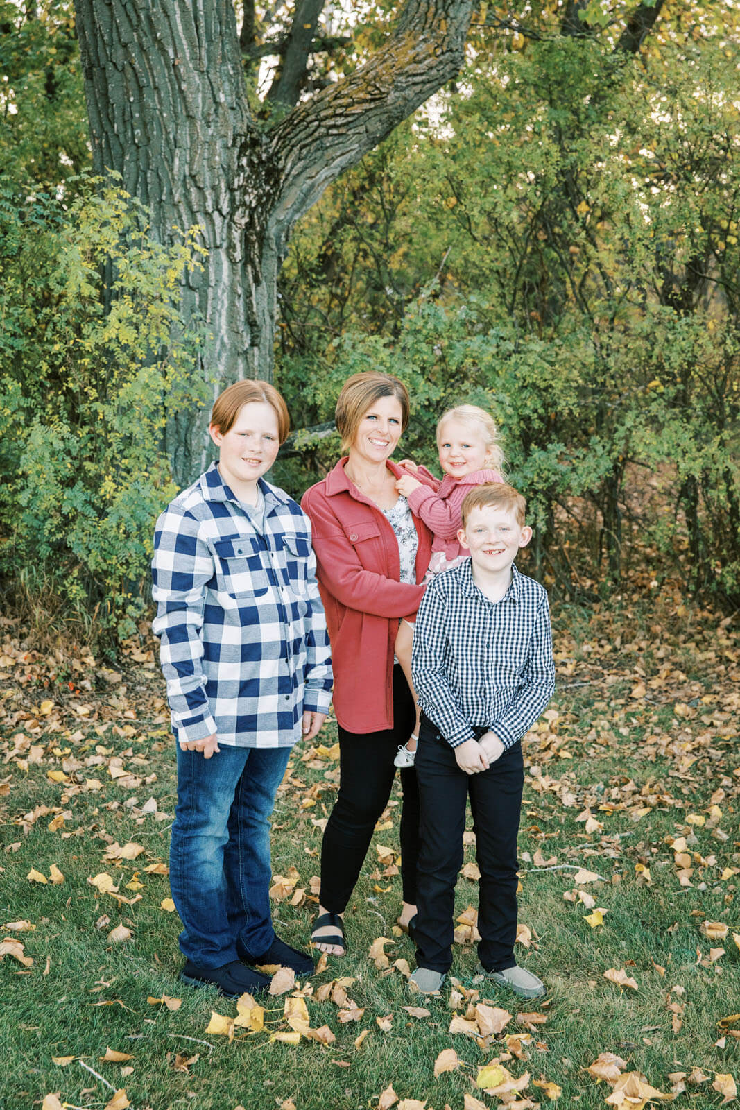 Jenelle Quigley Photography Weyburn Saskatchewan family lifestyle photographer fall 2023 outdoor photos family walking