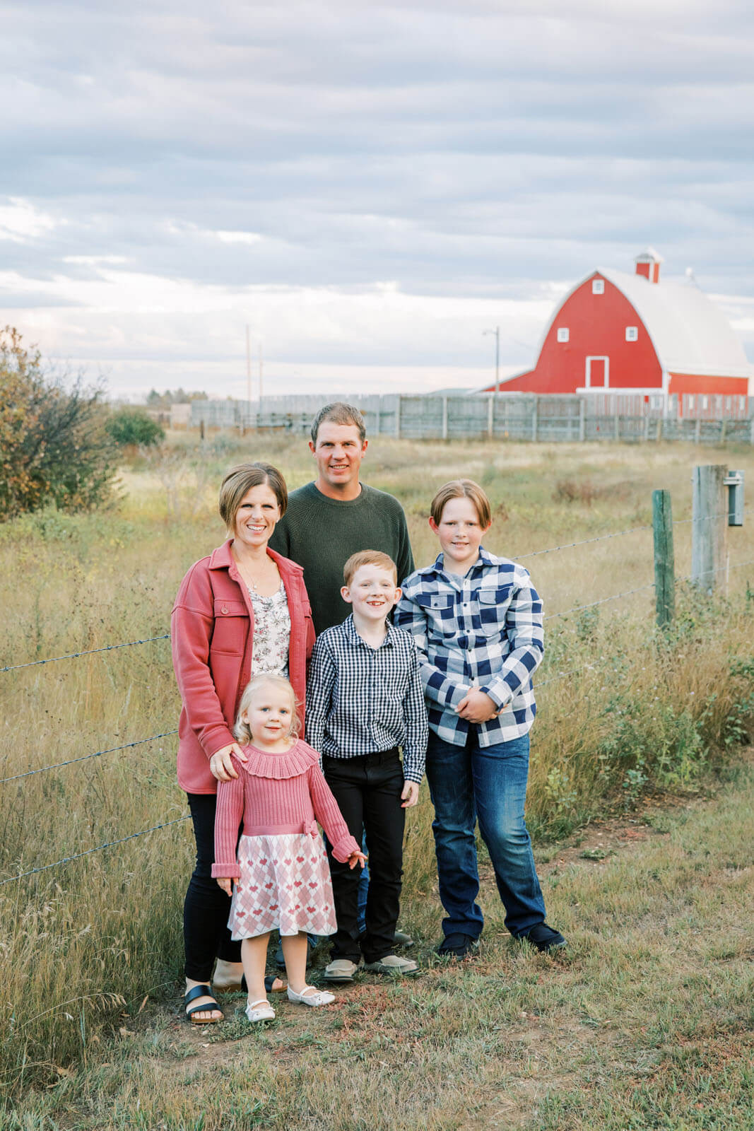 Jenelle Quigley Photography Weyburn Saskatchewan family lifestyle photographer fall 2023 outdoor photos family walking