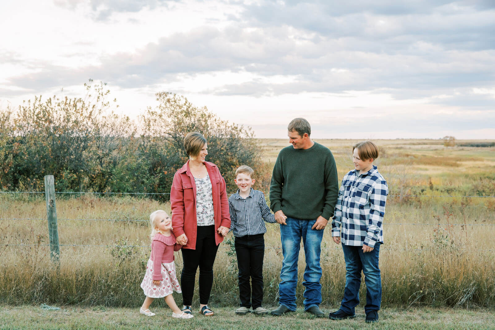 Jenelle Quigley Photography Weyburn Saskatchewan family lifestyle photographer fall 2023 outdoor photos family walking