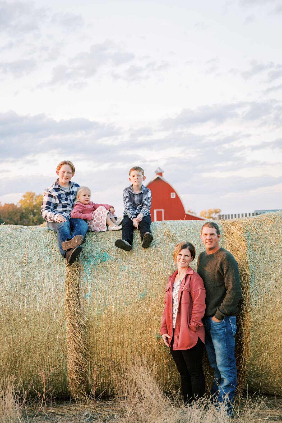 Jenelle Quigley Photography Weyburn Saskatchewan family lifestyle photographer fall 2023 outdoor photos family walking