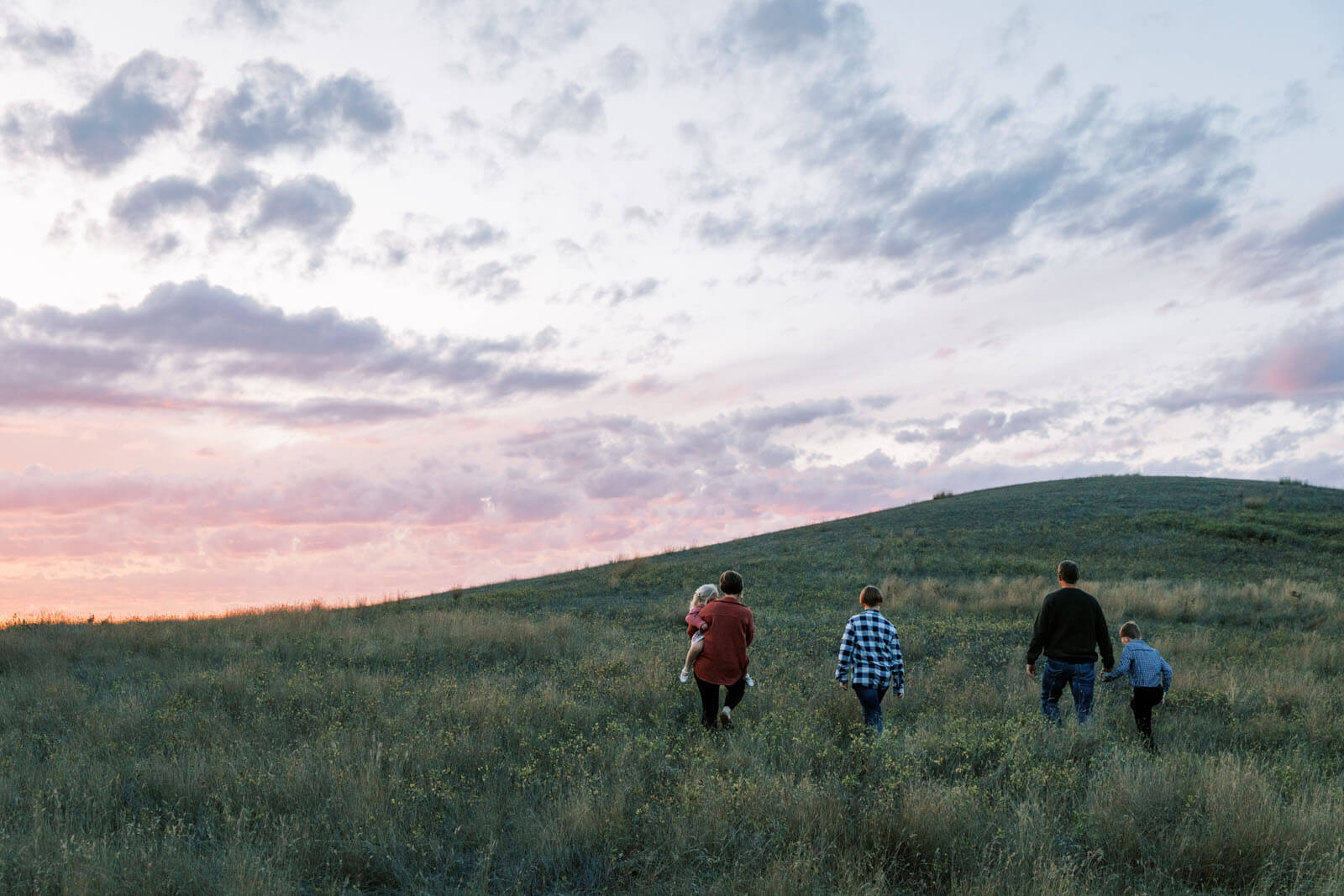 Jenelle Quigley Photography Weyburn Saskatchewan family lifestyle photographer fall 2023 outdoor photos family walking