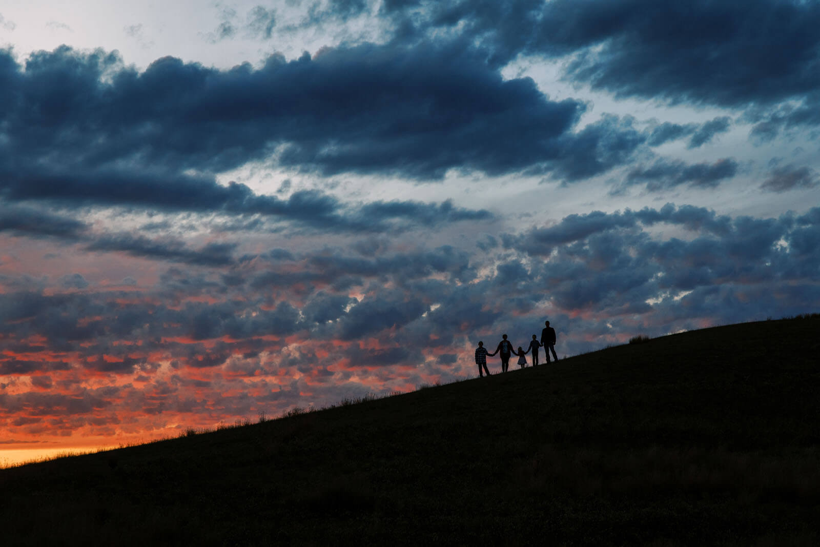 Jenelle Quigley Photography Weyburn Saskatchewan family lifestyle photographer fall 2023 outdoor photos silhouette