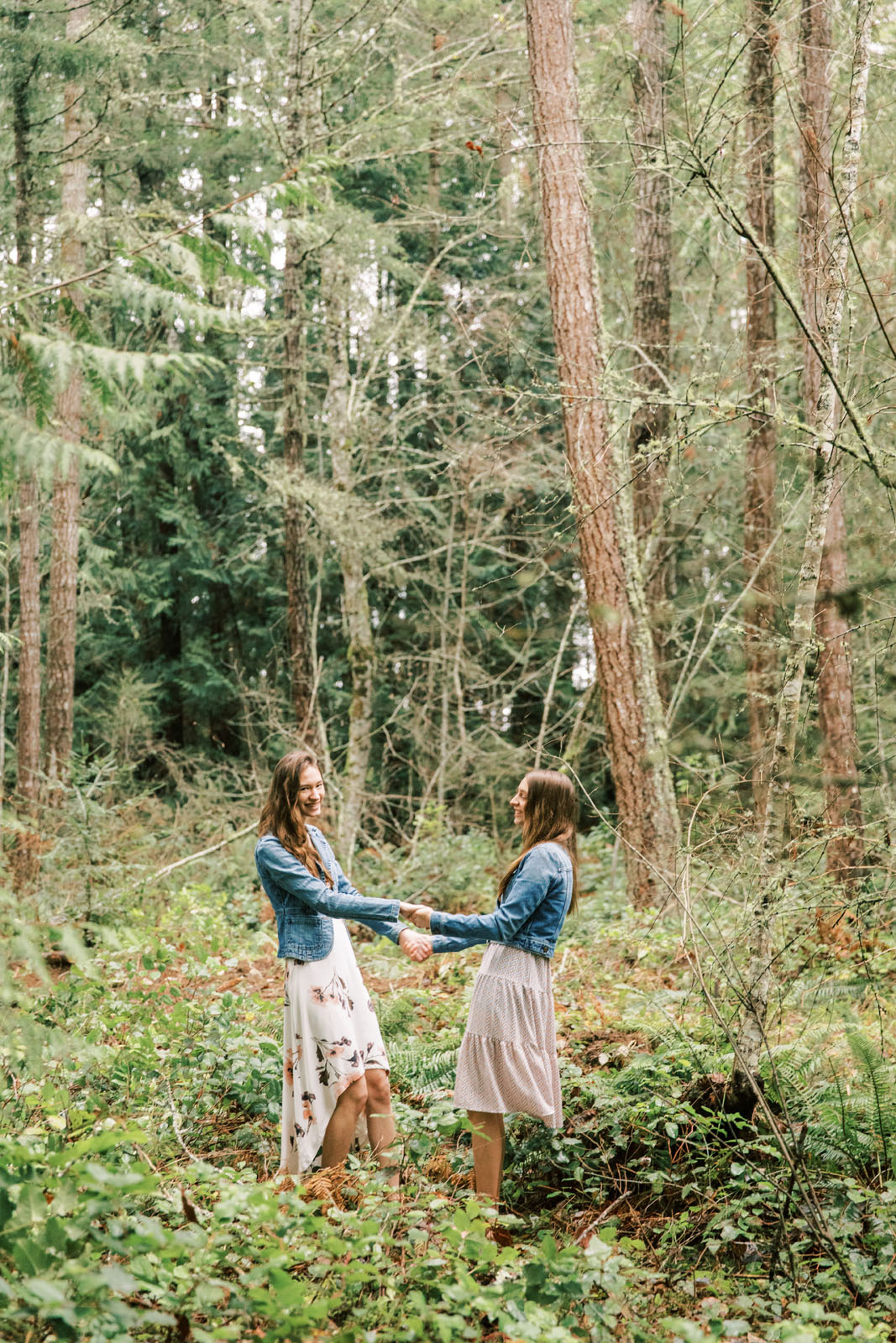 Jenelle Quigley Photography Vancouver Island winter session family lifestyle photographer forest acreage sisters